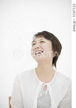 微笑む女性 5197123