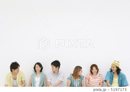 壁際に並ぶ若者 壁際に並ぶ若者 5197173