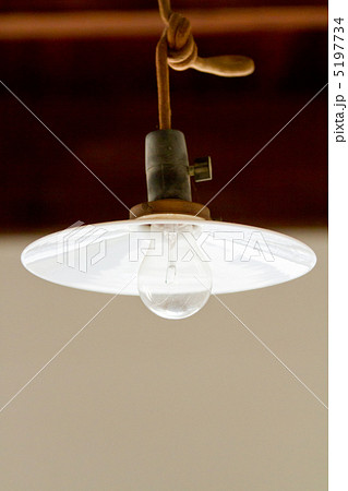レトロな白熱球の吊り下げ照明 5197734