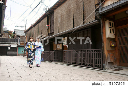 浴衣で京都を観光する若い女性 5197896