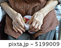 お手玉を持つ老人の手 5199009