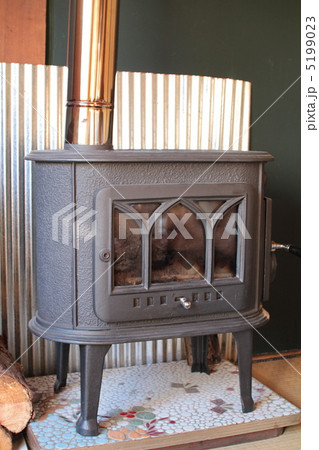 和室に置いてある薪ストーブ　暖房器具 5199023