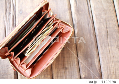 二つ折りのラウンドファスナー財布　レザーの財布 5199190