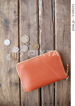 二つ折りのラウンドファスナー財布と小銭 5199201