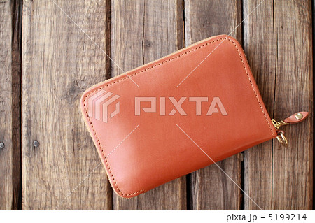 二つ折りのラウンドファスナー財布　レザーの財布 5199214