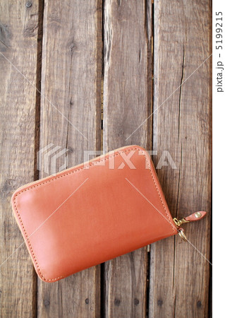 二つ折りのラウンドファスナー財布　レザーの財布 5199215