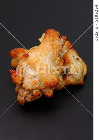 美味しく焼けた骨付の鶏肉 5199294