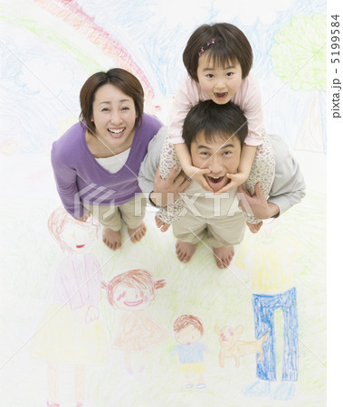肩車をして見上げる笑顔の家族 5199584