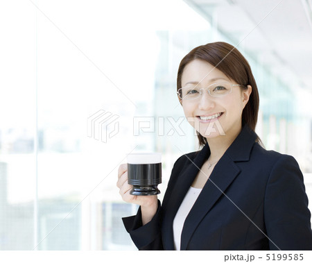 コーヒーカップを持って笑うビジネスウーマン 5199585