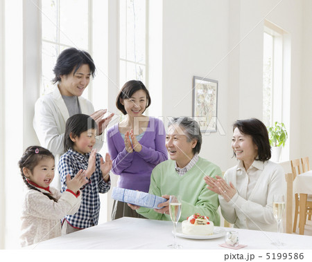 誕生日を祝う三世代家族 5199586