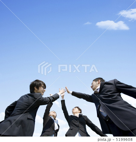 ハイタッチする4人のビジネスマンとビジネスウーマン 5199608