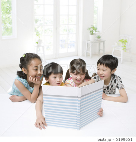 アルバムを見る4人の子供 アルバムを見る4人の子供 5199651