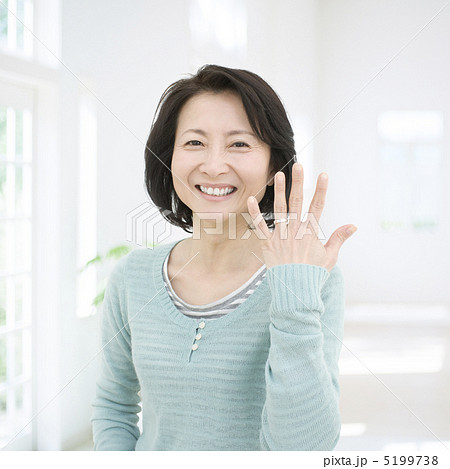 指輪を見せるシニア女性 指輪を見せるシニア女性 5199738