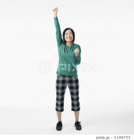 片手をあげてポーズをとる笑顔の女性 5199755