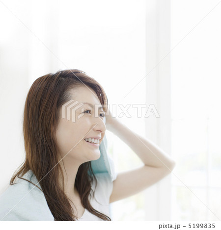 髪を拭く日本人女性 5199835