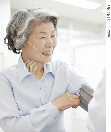 血圧を計る女性 5199965