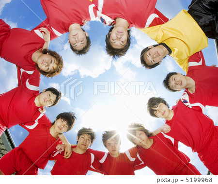 円陣を組む選手達 円陣を組む選手達 5199968