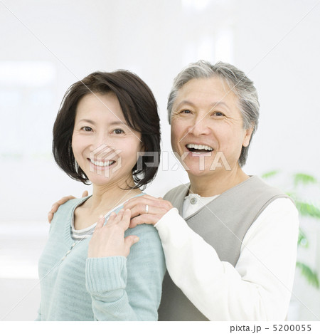 寄り添うシニア夫婦 寄り添うシニア夫婦 5200055