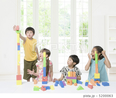 積木で遊ぶ4人の子供 5200063