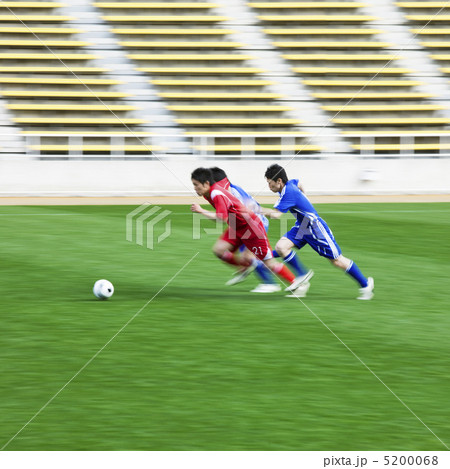 ボールを取り合う選手達 5200068