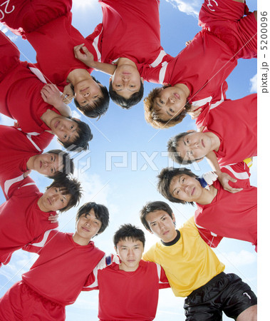 円陣を組む選手達 円陣を組む選手達 5200096