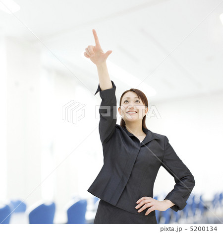 指さして見上げるビジネスウーマン 5200134