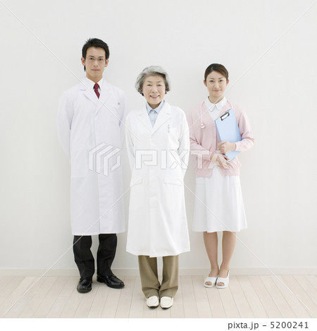 並んで立つ医師と看護師 5200241