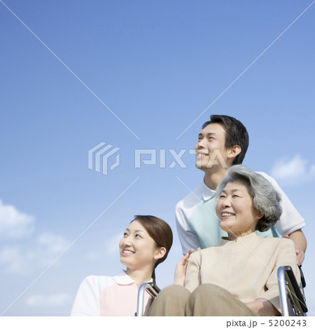 介護士と車椅子の女性 5200243