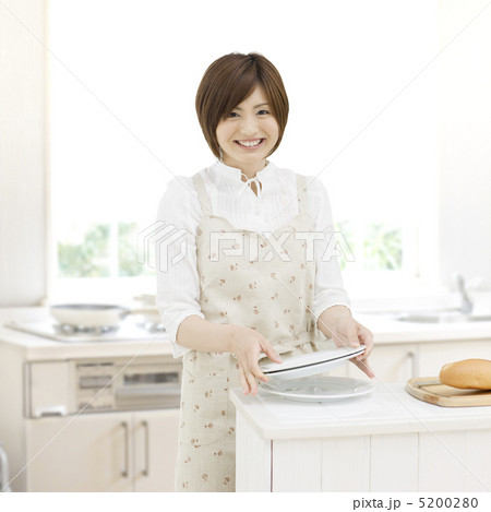 キッチンで皿を持つ日本人女性 5200280