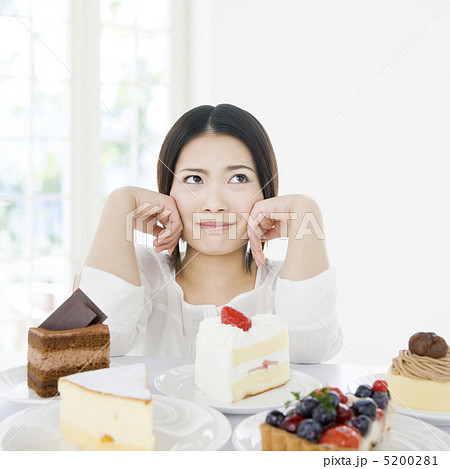 ケーキを選ぶ女性 ケーキを選ぶ女性 5200281