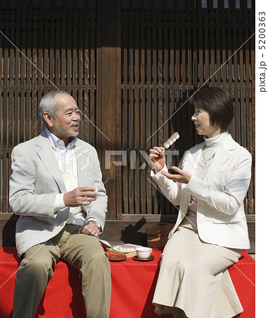 縁台に座って会話をするシニア夫婦 5200363