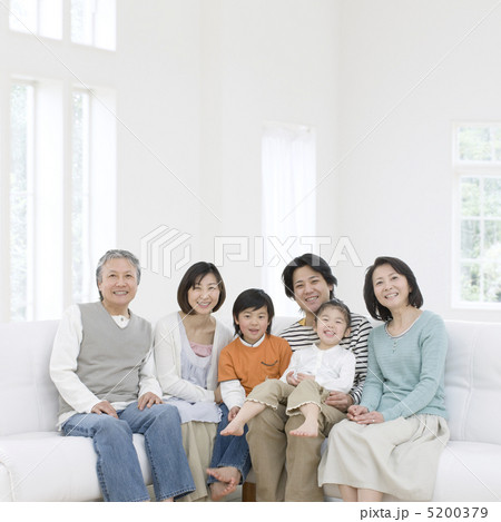寄り添う三世代家族 寄り添う三世代家族 5200379