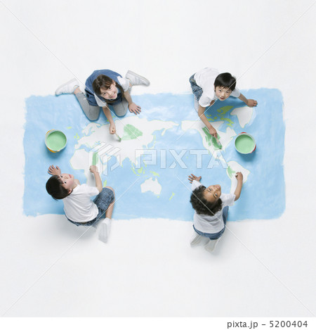 世界地図を描く4人の子供 世界地図を描く4人の子供 5200404