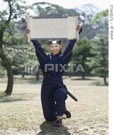 巻物を広げる女忍者 5200412