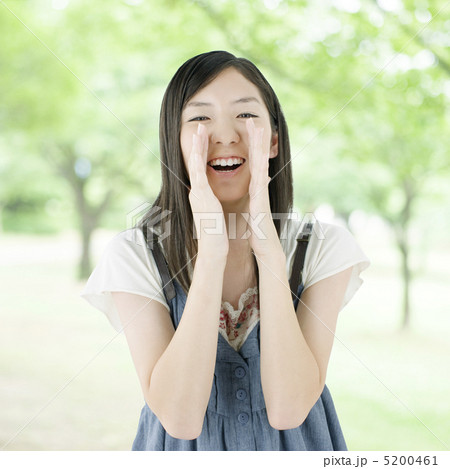 呼びかける日本人女性 呼びかける日本人女性 5200461