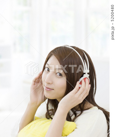 音楽を聴く日本人女性 音楽を聴く日本人女性 5200480