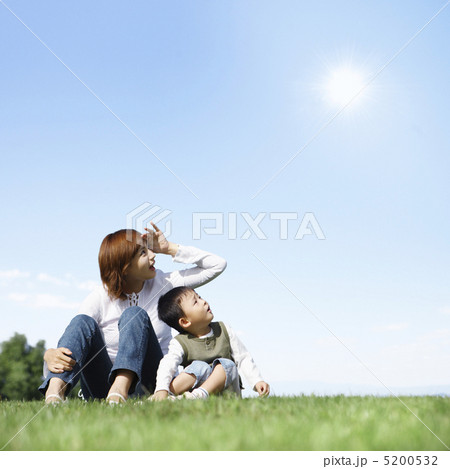 見上げる親子 5200532