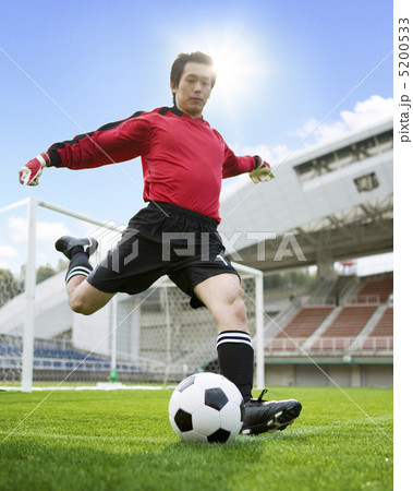 サッカーボールを蹴るゴールキーパー 5200533