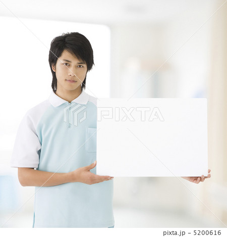 メッセージボードを持つ介護士 5200616