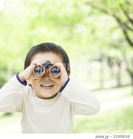 笑顔で双眼鏡を覗く男の子 笑顔で双眼鏡を覗く男の子 5200636