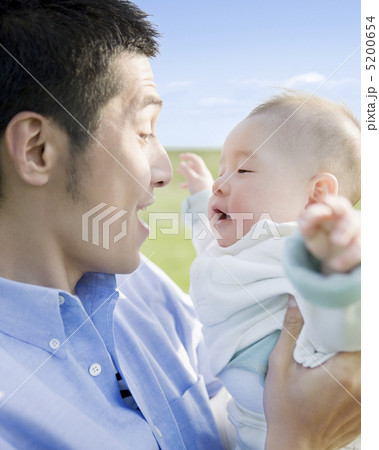 赤ちゃんと父親 5200654