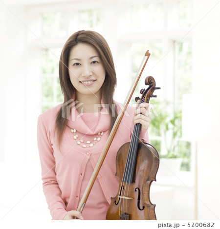 バイオリンを持つ日本人女性 バイオリンを持つ日本人女性 5200682