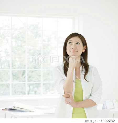 顎に手をあてて見上げる女性 5200732