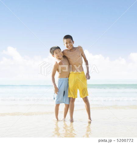 海辺で肩を組む男の子 海辺で肩を組む男の子 5200772