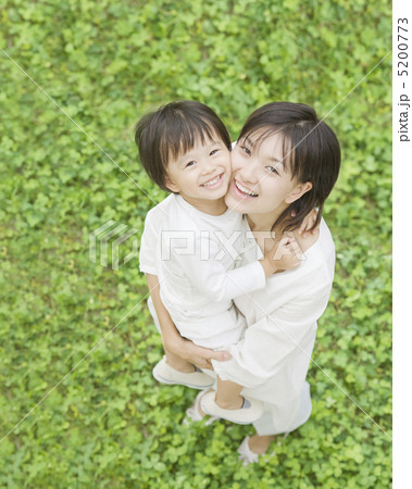 息子を抱く母親 息子を抱く母親 5200773
