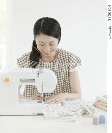 ミシンで縫う日本人女性 5200814