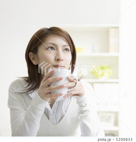 コーヒーカップを持った日本人女性 5200833