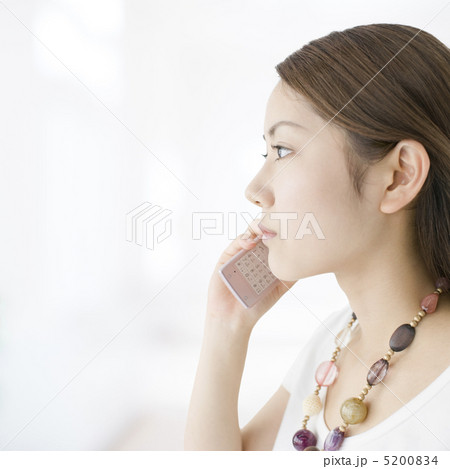 携帯電話を持つ日本人女性 5200834