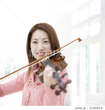 バイオリンを弾く日本人女性 バイオリンを弾く日本人女性 5200858
