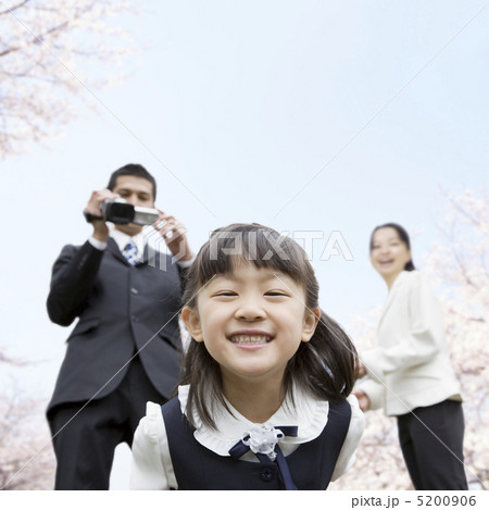 かがみ込んで笑う女の子 かがみ込んで笑う女の子 5200906